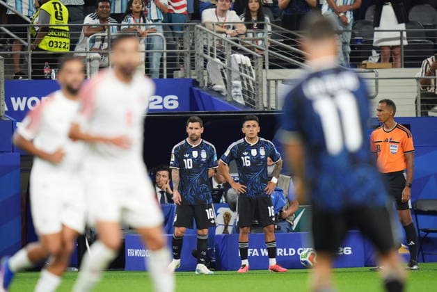 Jordan v Argentina - FIFA World Cup, WM, Weltmeisterschaft, Fussball 2026 - Group J ARLINGTON, USA - JUNE 27: Lionel Messi (10) and Thiago Almada (16) of Argentina is subbed on the FIFA World Cup 2026 Group J match between Jordan and Argentina at Dallas Stadium in Dallas, United States on June 27, 2026. Hakan Akgun Anadolu Texas United States. Editorial use only. Please get in touch for any other usage.  Copyright: x2026xAnadoluxHakanxAkgunx