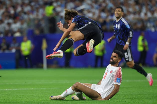 ARLINGTON, TX - JUNE 27: Nico Paz 18 of Argentina flips over a sliding tackle by Nizar al-Rashdan 21 of Jordan during the FIFA World Cup, WM, Weltmeisterschaft, Fussball 2026 Group J match between Jordan and Argentina on June 27, 2026, at Dallas Stadium in Dallas, Texas. (Photo by David Buono Icon Sportswire) SOCCER: JUN 27 FIFA World Cup 26 Group J - Jordan vs Argentina EDITORIAL USE ONLY Icon260627023