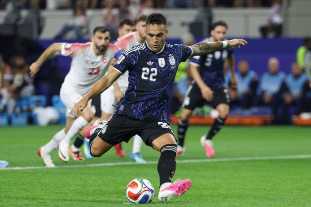 ARLINGTON, TX - JUNE 27: Lautaro Martinez 22 of Argentina takes a penalty kick and scores a goal during the FIFA World Cup, WM, Weltmeisterschaft, Fussball 2026 Group J match between Jordan and Argentina on June 27, 2026, at Dallas Stadium in Dallas, Texas. (Photo by David Buono Icon Sportswire) SOCCER: JUN 27 FIFA World Cup 26 Group J - Jordan vs Argentina EDITORIAL USE ONLY Icon260627027
