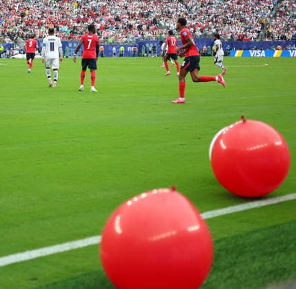 June 27, 2026, Rutherford, New Jersey, USA: Large balloons are thrown onto the pitch by fans during the June 27th FIFA World Cup, WM, Weltmeisterschaft, Fussball 2026 matchup between Panama and England at MetLife Stadium in East Rutherford, New Jersey. FIFA World Cup 2026: Panama 0:2 England  - ZUMAs325 20260627_zsp_s325_143 Copyright: xJessxStilesx
