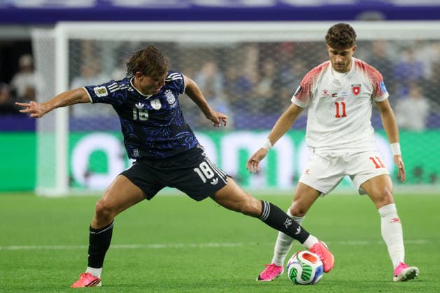 ARLINGTON, TX - JUNE 27: Nico Paz 18 of Argentina stretches out to grab the ball from Odeh al-Fakhouri 11 of Jordan during the FIFA World Cup, WM, Weltmeisterschaft, Fussball 2026 Group J match between Jordan and Argentina on June 27, 2026, at Dallas Stadium in Dallas, Texas. (Photo by David Buono Icon Sportswire) SOCCER: JUN 27 FIFA World Cup 26 Group J - Jordan vs Argentina EDITORIAL USE ONLY Icon260627032