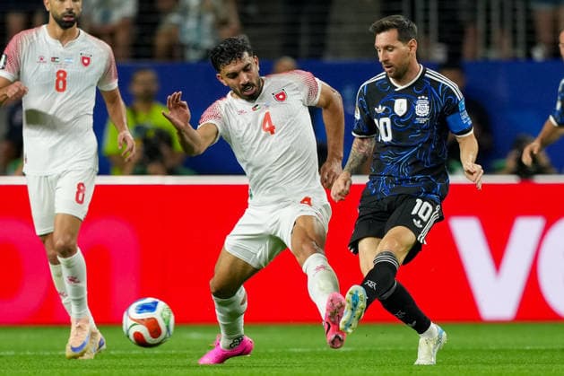 Husam Abudahab (Jordan) und Lionel Messi (Argentinia) battle for the ball during the FIFA World Cup, WM, Weltmeisterschaft, Fussball 2026 Group J match between Jordan and Argentina at Dallas Stadium on June 27, 2026 in Dallas, United States. (Photo by Torbjorn Tande DeFodi Images) - *** Husam Abudahab of Jordan and Lionel Messi of Argentina battle for the ball during the 2026 FIFA World Cup Group J match between Jordan and Argentina at Dallas Stadium on June 27, 2026, in Dallas, United States. Photo by Torbjorn Tande, DeFodi Images