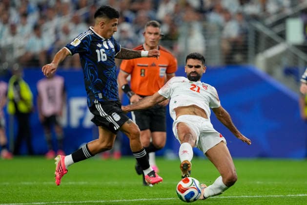 Thiago Almada (Argentinia) und Nizar Alrashdan (Jordan) battle for the ball during the FIFA World Cup, WM, Weltmeisterschaft, Fussball 2026 Group J match between Jordan and Argentina at Dallas Stadium on June 27, 2026 in Dallas, United States. (Photo by Torbjorn Tande DeFodi Images) - *** Thiago Almada of Argentina and Nizar Alrashdan of Jordan battle for the ball during the 2026 FIFA World Cup Group J match between Jordan and Argentina at Dallas Stadium on June 27, 2026, in Dallas, United States. Photo by Torbjorn Tande, DeFodi Images