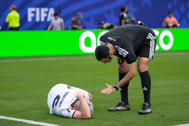 Fußball, WM 2026, 20260627, Panama - England. Im Bild v.l. Cristian MARTINEZ (Panama, 6) angeschlagen am Boden, Schiedsrichter Abdulrahman AL JASSIM (Katar). East Rutherford New-York-New-Jersey-Stadion New Jersey Vereinigte Staaten von Amerika *** Soccer, 2026 World Cup, 20260627, Panama vs. England. Pictured, from left: Cristian MARTINEZ (Panama); 6 players lying injured on the ground; referee Abdulrahman AL JASSIM (Qatar). East Rutherford, New York, New Jersey; Stadium, New Jersey, United States of America Copyright: Passion2Press MarkusxFischerx