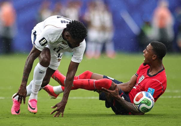 June 27, 2026, Rutherford, New Jersey, USA: England defender Ezri Konsa (2) and Panama forward Jose Fajardo (17) fall during the June 27th FIFA World Cup, WM, Weltmeisterschaft, Fussball 2026 matchup between Panama and England at MetLife Stadium in East Rutherford, New Jersey. Rutherford USA - ZUMAs325 20260627_zsp_s325_124 Copyright: xJessxStilesx