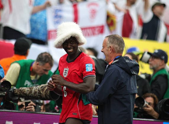 June 27, 2026, Rutherford, New Jersey, USA: England defender Marc Guehi (6) puts on a hat thrown out of the stands by a fan after the June 27th FIFA World Cup, WM, Weltmeisterschaft, Fussball 2026 matchup between Panama and England at MetLife Stadium in East Rutherford, New Jersey. Rutherford USA - ZUMAs325 20260627_zsp_s325_126 Copyright: xJessxStilesx