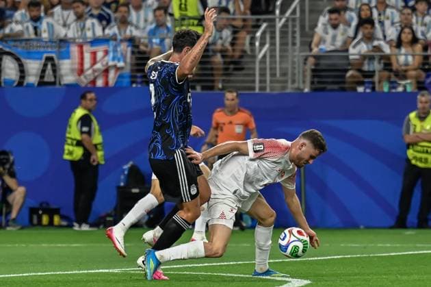 Jordan v Argentina - FIFA World Cup, WM, Weltmeisterschaft, Fussball 2026 - Group J DALLAS, USA JUNE 27, 2026: Jordan s Ali Olwan (R) battles for the ball with Argentina s Nicolas Otamendi (L) during the FIFA World Cup 2026 Group J match between Argentina and Jordan at Dallas Stadium in Dallas, USA, on June 27, 2026. DALLAS United States of America Copyright: x xwalidxibrahimx xJNAxPressx