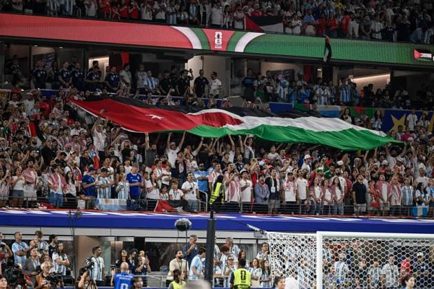 Jordan v Argentina - FIFA World Cup, WM, Weltmeisterschaft, Fussball 2026 - Group J DALLAS, USA JUNE 27, 2026: Jordan supporters display a giant Jordanian flag in the stands ahead of the FIFA World Cup 2026 Group Stage match between Argentina and Jordan at Hard Rock Stadium in Miami, Florida, USA, on June 27, 2026. DALLAS United States of America Copyright: x xwalidxibrahimx xJNAxPressx
