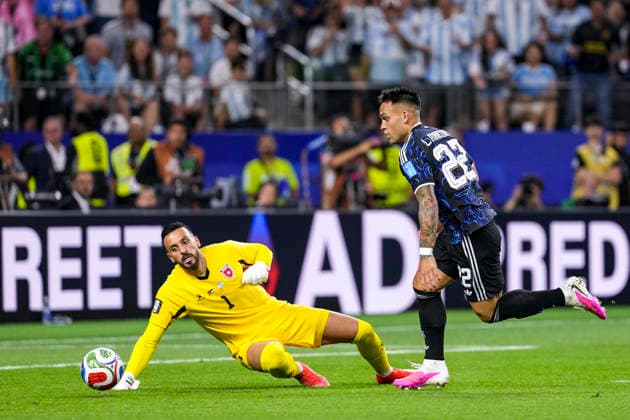 Lautaro Martinez of Argentina and Yazeed Abulaila of Jordan during the match between Jordan and Argentina for the third round of the group stage of the 2026 World Cup, held at Dallas Stadium in Dallas, United States. Richard Callis Fotoarena (Richard Callis SPP)  Copyright: xRichardxCallisx xSPPx spp-en-RiCa-2972833
