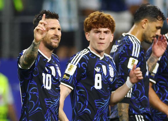 Argentina s Lionel Messi (10) celebrates with teammates scoring on a free-kick against Jordan in the second half of a FIFA World Cup, WM, Weltmeisterschaft, Fussball match at Dallas Stadium in Dallas, Texas, on Saturday, June 27, 2026.  DAL20260627924 CHRISTIANxBRUNSKILL