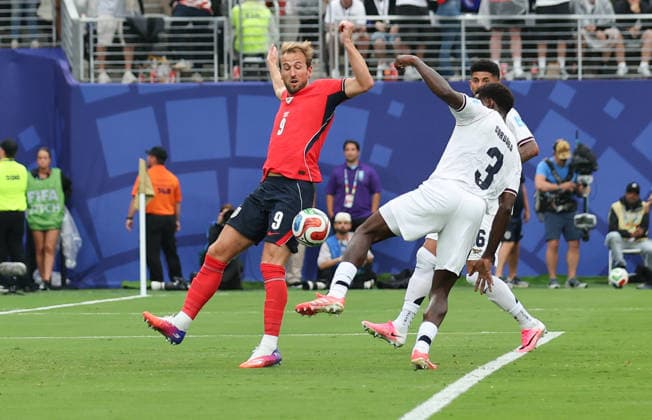 June 27, 2026: Panama defender Joso CoÂ³rdoba (3) knocks the ball away from England forward Harry Kane (9) during a FIFA World Cup, WM, Weltmeisterschaft, Fussball match between Panama and England at New York New Jersey Stadium in East Rutherford, NJ. CSM East Rutherford United States of America - ZUMAc04_ 20260627_zma_c04_417 Copyright: xMikexLangishx