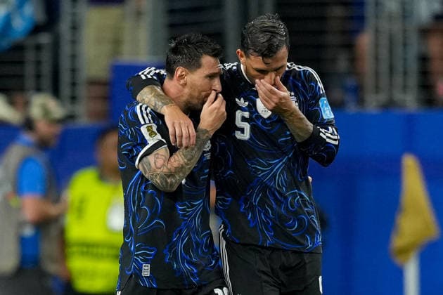 Lionel Messi (Argentinia) und Leandro Paredes (Argentinia) talk together during the FIFA World Cup, WM, Weltmeisterschaft, Fussball 2026 Group J match between Jordan and Argentina at Dallas Stadium on June 27, 2026 in Dallas, United States. (Photo by Torbjorn Tande DeFodi Images) - *** Lionel Messi of Argentina and Leandro Paredes of Argentina talk together during the 2026 FIFA World Cup Group J match between Jordan and Argentina at Dallas Stadium on June 27, 2026, in Dallas, United States. Photo by Torbjorn Tande, DeFodi Images