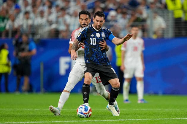 Mahmoud Almardi (Jordan) und Lionel Messi (Argentinia) battle for the ball during the FIFA World Cup, WM, Weltmeisterschaft, Fussball 2026 Group J match between Jordan and Argentina at Dallas Stadium on June 27, 2026 in Dallas, United States. (Photo by Torbjorn Tande DeFodi Images) - *** Mahmoud Almardi of Jordan and Lionel Messi of Argentina battle for the ball during the 2026 FIFA World Cup Group J match between Jordan and Argentina at Dallas Stadium on June 27, 2026, in Dallas, United States. Photo by Torbjorn Tande, DeFodi Images