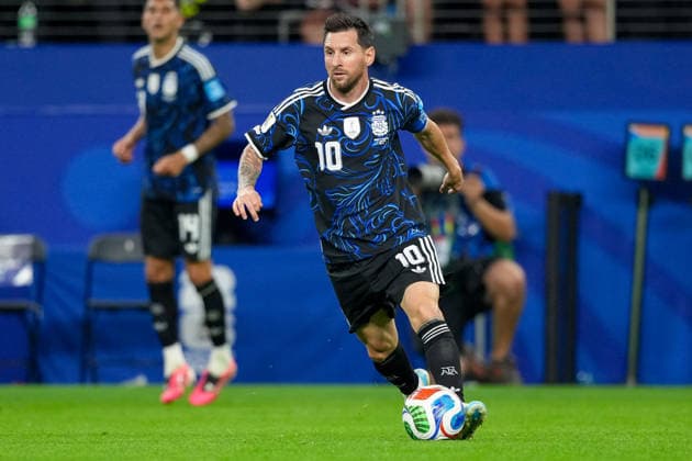 Lionel Messi (Argentinia) controls the ball during the FIFA World Cup, WM, Weltmeisterschaft, Fussball 2026 Group J match between Jordan and Argentina at Dallas Stadium on June 27, 2026 in Dallas, United States. (Photo by Torbjorn Tande DeFodi Images) - *** Lionel Messi of Argentina controls the ball during the 2026 FIFA World Cup Group J match between Jordan and Argentina at Dallas Stadium on June 27, 2026, in Dallas, United States. Photo by Torbjorn Tande, DeFodi Images