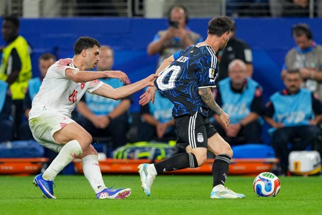 Mohannad Abutaha (Jordan) und Lionel Messi (Argentinia) battle for the ball during the FIFA World Cup, WM, Weltmeisterschaft, Fussball 2026 Group J match between Jordan and Argentina at Dallas Stadium on June 27, 2026 in Dallas, United States. (Photo by Torbjorn Tande DeFodi Images) - *** Mohannad Abutaha of Jordan and Lionel Messi of Argentina battle for the ball during the 2026 FIFA World Cup Group J match between Jordan and Argentina at Dallas Stadium on June 27, 2026, in Dallas, United States. Photo by Torbjorn Tande, DeFodi Images