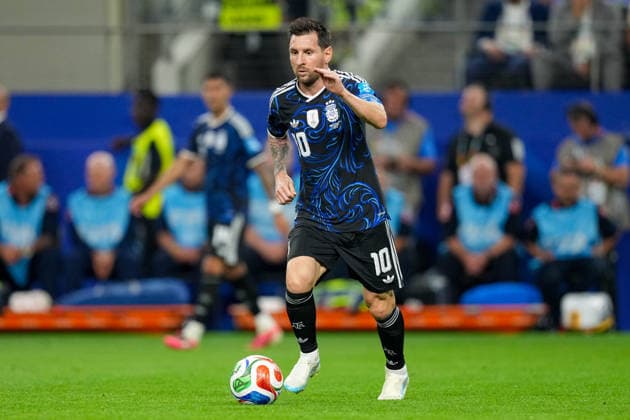 Lionel Messi (Argentinia) controls the ball during the FIFA World Cup, WM, Weltmeisterschaft, Fussball 2026 Group J match between Jordan and Argentina at Dallas Stadium on June 27, 2026 in Dallas, United States. (Photo by Torbjorn Tande DeFodi Images) - *** Lionel Messi of Argentina controls the ball during the 2026 FIFA World Cup Group J match between Jordan and Argentina at Dallas Stadium on June 27, 2026, in Dallas, United States. Photo by Torbjorn Tande, DeFodi Images