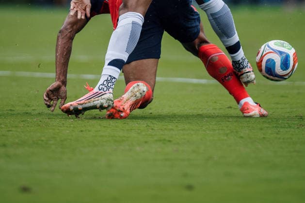 Panama vs England NOVA JERSEY, NJ - 27.06.2026: PANAMA VS ENGLAND - Bellingham Jude of England challenges Carlos Harvey of Panama for the ball during the match between Panama and England, valid for the third round of the group stage of the 2026 World Cup, held at MetLife Stadium in New Jersey, United States. (Photo: Marcelo Machado de Melo Fotoarena) x2972940x  MarceloxMachadoxdexMelo