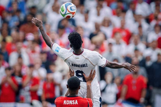 Panama vs England NOVA JERSEY, NJ - 27.06.2026: PANAMA VS ENGLAND - KONSA Ezri of England challenges RODRIGUEZ Tomas of Panama for the ball during the match between Panama and England, valid for the third round of the group stage of the 2026 World Cup, held at MetLife Stadium in New Jersey, United States. (Photo: Marcelo Machado de Melo Fotoarena) x2972946x  MarceloxMachadoxdexMelo