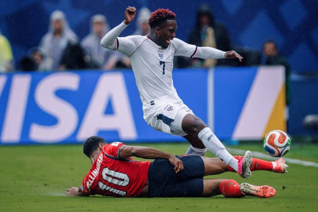 Panama vs England NOVA JERSEY, NJ - 27.06.2026: PANAMA VS ENGLAND - Bellingham Jude of England challenges Jose Luis Rodriguez of Panama for the ball during the match between Panama and England, valid for the third round of the group stage of the 2026 World Cup, held at MetLife Stadium in New Jersey, United States. (Photo: Marcelo Machado de Melo Fotoarena) x2972934x  MarceloxMachadoxdexMelo