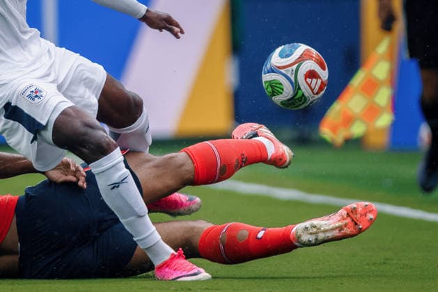 Panama vs England NOVA JERSEY, NJ - 27.06.2026: PANAMA VS ENGLAND - Bellingham Jude of England challenges Jose Luis Rodriguez of Panama for the ball during the match between Panama and England, valid for the third round of the group stage of the 2026 World Cup, held at MetLife Stadium in New Jersey, United States. (Photo: Marcelo Machado de Melo Fotoarena) x2972935x  MarceloxMachadoxdexMelo