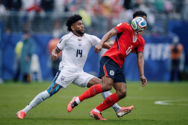 Panama vs England NOVA JERSEY, NJ - 27.06.2026: PANAMA VS ENGLAND - Bellingham Jude of England challenges Carlos Harvey of Panama for the ball during the match between Panama and England, valid for the third round of the group stage of the 2026 World Cup, held at MetLife Stadium in New Jersey, United States. (Photo: Marcelo Machado de Melo Fotoarena) x2972938x  MarceloxMachadoxdexMelo