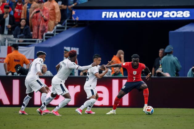Panama vs England NOVA JERSEY, NJ - 27.06.2026: PANAMA VS ENGLAND - England& 39;s SAKA Bukayo is marked by 3 Panamanian players during the match between Panama and England, valid for the third round of the group stage of the 2026 World Cup, held at MetLife Stadium in New Jersey, United States. (Photo: Marcelo Machado de Melo Fotoarena) x2972944x  MarceloxMachadoxdexMelo
