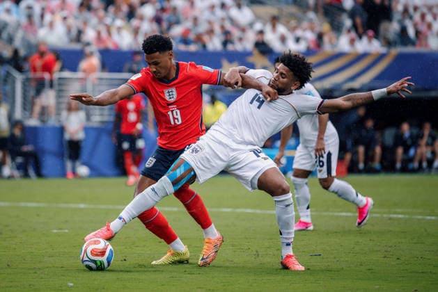 Panama vs England NOVA JERSEY, NJ - 27.06.2026: PANAMA VS ENGLAND - Watkins Ollie of England challenges for the ball with Harvey Carlos of Panama during the match between Panama and England, valid for the third round of the group stage of the 2026 World Cup, held at MetLife Stadium in New Jersey, United States. (Photo: Marcelo Machado de Melo Fotoarena) x2972957x  MarceloxMachadoxdexMelo