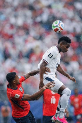 Panama vs England NOVA JERSEY, NJ - 27.06.2026: PANAMA VS ENGLAND - iKONSA Ezri of England challenges RODRIGUEZ Tomas of Panama for the ball during the match between Panama and England, valid for the third round of the group stage of the 2026 World Cup, held at MetLife Stadium in New Jersey, United States. (Photo: Marcelo Machado de Melo Fotoarena) x2972964x  MarceloxMachadoxdexMelo
