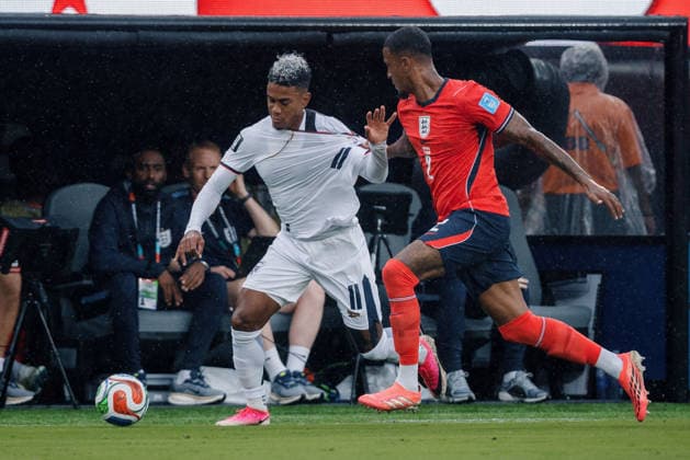 Panama vs England NOVA JERSEY, NJ - 27.06.2026: PANAMA VS ENGLAND - iKONSA Ezri of England pulls the shirt of BARCENAS Edgar Yoel of Panama during the match between Panama and England, valid for the third round of the group stage of the 2026 World Cup, held at MetLife Stadium in New Jersey, United States. (Photo: Marcelo Machado de Melo Fotoarena) x2972966x  MarceloxMachadoxdexMelo