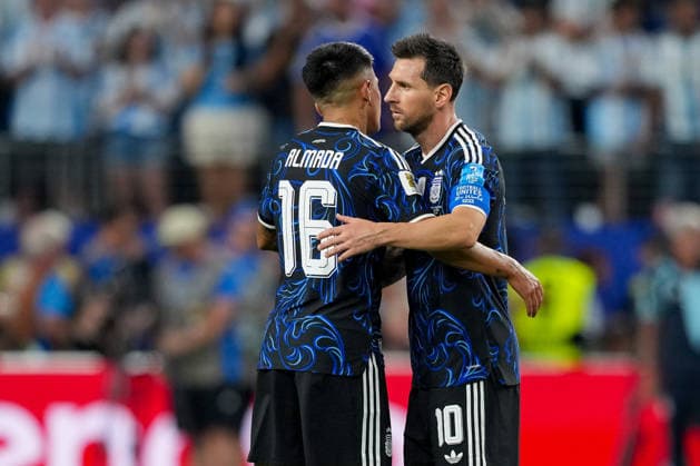 Thiago Almada (Argentinia) und Lionel Messi (Argentinia) hugh each other during the FIFA World Cup, WM, Weltmeisterschaft, Fussball 2026 Group J match between Jordan and Argentina at Dallas Stadium on June 27, 2026 in Dallas, United States. (Photo by Torbjorn Tande DeFodi Images) - *** Thiago Almada of Argentina and Lionel Messi of Argentina hug each other during the 2026 FIFA World Cup Group J match between Jordan and Argentina at Dallas Stadium on June 27, 2026, in Dallas, United States. Photo by Torbjorn Tande, DeFodi Images