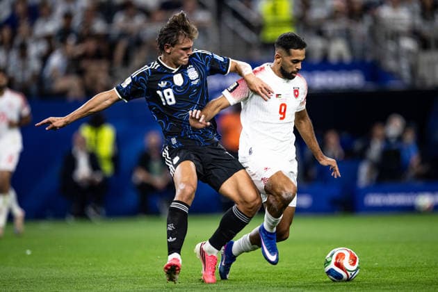 Nico Paz of Argentina and Ali Olwan of Jordan fight for possessionduring the FIFA World Cup, WM, Weltmeisterschaft, Fussball 2026 Group J match between Argentina and Jordan at Dallas Stadium in Arlington, Texas, United States, on June 27th, 2026. (Photo by Riquelve Nata Sports Press Photo)  Copyright: xRiquelvexNata SportsxPressxPhotox Sportspressphoto_SPR178806