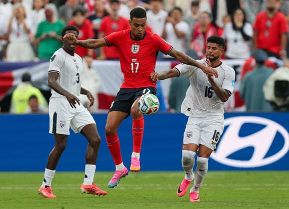 June 27, 2026: Panama defender Andro s Andrade (16) tries to defend England midfielder Morgan Rogers (17) during a FIFA World Cup, WM, Weltmeisterschaft, Fussball match between Panama and England at New York New Jersey Stadium in East Rutherford, NJ. CSM East Rutherford United States of America - ZUMAc04_ 20260627_zma_c04_421 Copyright: xMikexLangishx