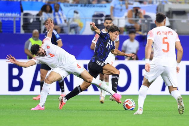 Husam Abudahab (R) of Jordan in action against Giuliano Simeone of Argentina during the FIFA World Cup, WM, Weltmeisterschaft, Fussball 2026 group stage match Jordan against Argentina at the AT&T Stadium in Arlington, United States, 27 June 2026. FIFA World Cup 2026 - Group J - Jordan - Argentina !ACHTUNG: NUR REDAKTIONELLE NUTZUNG!  Copyright: xCarlosxRamírezx GR7338 20260628-55020733864_1