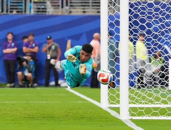 Orlando Mosquera (Panama, 22) pariert den Ball mit einer Flugabwehr. USA, FIFA Weltmeisterschaft, Panama vs England, East Rutherford, 27.06.2026 USA, FIFA Weltmeisterschaft, Panama vs England, East Rutherford, 27.06.2026 East Rutherford *** Orlando Mosquera of Panama, 22, makes a diving save. USA, FIFA World Cup, Panama vs. England, East Rutherford, June 27, 2026, USA, FIFA World Cup, Panama vs. England, East Rutherford, June 27, 2026, East Rutherford Copyright: xEibner-Pressefoto ScottxColemanx EP_SCN