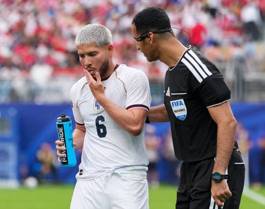 Cristian Martinez (Panama, 6) reagiert mit Schiedsrichter Abdulrahman Al-Jassim nach einem Foul. USA, FIFA Weltmeisterschaft, Panama vs England, East Rutherford, 27.06.2026 USA, FIFA Weltmeisterschaft, Panama vs England, East Rutherford, 27.06.2026 East Rutherford *** Cristian Martinez (Panama, No. 6) reacts with referee Abdulrahman Al Jassim after a foul by the U.S., FIFA World Cup, Panama vs. England, East Rutherford, June 27, 2026, U.S., FIFA World Cup, Panama vs. England, East Rutherford, June 27, 2026, East Rutherford Copyright: xEibner-Pressefoto ScottxColemanx EP_SCN