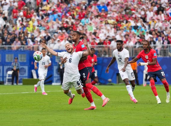 Cristian Martinez (Panama, 6) im Zweikampf mit Ezri Konsa (England, 2) USA, FIFA Weltmeisterschaft, Panama vs England, East Rutherford, 27.06.2026 USA, FIFA Weltmeisterschaft, Panama vs England, East Rutherford, 27.06.2026 East Rutherford *** Cristian Martinez (Panama, No. 6) in a tackle with Ezri Konsa (England, No. 2), FIFA World Cup, Panama vs. England, East Rutherford, June 27, 2026, USA, FIFA World Cup, Panama vs. England, East Rutherford, June 27, 2026, East Rutherford Copyright: xEibner-Pressefoto ScottxColemanx EP_SCN