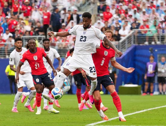 Michael Amir Murillo (Panama, 23) kaempft gegen Harry Kane (England, 9) bei einer Torchance. USA, FIFA Weltmeisterschaft, Panama vs England, East Rutherford, 27.06.2026 USA, FIFA Weltmeisterschaft, Panama vs England, East Rutherford, 27.06.2026 East Rutherford *** Michael Amir Murillo (Panama), 23, battles Harry Kane (England), 9, for a scoring opportunity, USA, FIFA World Cup, Panama vs. England, East Rutherford, June 27, 2026, USA, FIFA World Cup, Panama vs. England, East Rutherford, June 27, 2026, East Rutherford Copyright: xEibner-Pressefoto ScottxColemanx EP_SCN