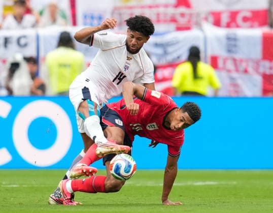 Carlos Harvey (Panama, 14) im Zweikampf mit Jude Bellingham (England, 10) USA, FIFA Weltmeisterschaft, Panama vs England, East Rutherford, 27.06.2026 USA, FIFA Weltmeisterschaft, Panama vs England, East Rutherford, 27.06.2026 East Rutherford *** Carlos Harvey (Panama), No. 14, in a tackle with Jude Bellingham (England), No. 10, USA, FIFA World Cup, Panama vs. England, East Rutherford, June 27, 2026, USA, FIFA World Cup, Panama vs. England, East Rutherford, June 27, 2026, East Rutherford Copyright: xEibner-Pressefoto ScottxColemanx EP_SCN