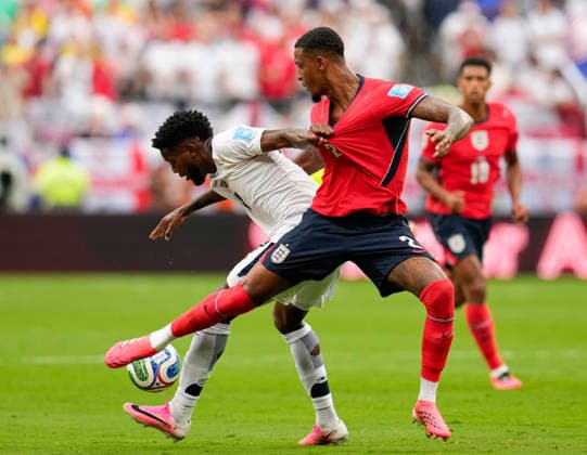 Jose Fajardo (Panama, 17) im Zweikampf mit Ezri Konsa (England, 2). USA, FIFA Weltmeisterschaft, Panama vs England, East Rutherford, 27.06.2026 USA, FIFA Weltmeisterschaft, Panama vs England, East Rutherford, 27.06.2026 East Rutherford *** Jose Fajardo (Panama), 17, in a tackle with Ezri Konsa (England), 2 (USA), FIFA World Cup, Panama vs. England, East Rutherford, June 27, 2026 (USA), FIFA World Cup, Panama vs. England, East Rutherford, June 27, 2026, East Rutherford Copyright: xEibner-Pressefoto ScottxColemanx EP_SCN