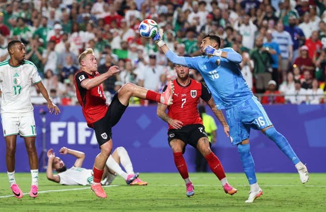 (260628) -- KANSAS CITY, June 28, 2026 -- Oussama Benbot (1st R), goalkeeper of Algeria, competes during the group J match between Algeria and Austria at the 2026 FIFA World Cup, WM, Weltmeisterschaft, Fussball at Kansas City Stadium in Kansas City, the United States, June 27, 2026. ) (SP)U.S.-KANSAS CITY-FOOTBALL-FIFA WORLD CUP-GROUP J-ALG VS AUT LixYing 