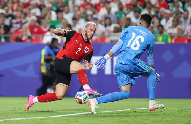 (260628) -- KANSAS CITY, June 28, 2026 -- Oussama Benbot (R), goalkeeper of Algeria, competes with Marko Arnautovic of Austria during the group J match between Algeria and Austria at the 2026 FIFA World Cup, WM, Weltmeisterschaft, Fussball at Kansas City Stadium in Kansas City, the United States, June 27, 2026. ) (SP)U.S.-KANSAS CITY-FOOTBALL-FIFA WORLD CUP-GROUP J-ALG VS AUT LixYing 