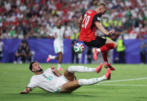 (260628) -- KANSAS CITY, June 28, 2026 -- Konrad Laimer (R) of Austria competes with Ramy Bensebaini of Algeria during the group J match between Algeria and Austria at the 2026 FIFA World Cup, WM, Weltmeisterschaft, Fussball at Kansas City Stadium in Kansas City, the United States, June 27, 2026. ) (SP)U.S.-KANSAS CITY-FOOTBALL-FIFA WORLD CUP-GROUP J-ALG VS AUT LixYing 