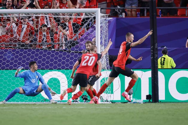 Austrian players celebrate a goal in a Group J match of the 2026 FIFA World Cup, WM, Weltmeisterschaft, Fussball between Algeria and Austria at Kansas City Stadium (United States, 27 June 2026. FIFA World Cup 2026 - Group J - Algeria vs Austria !ACHTUNG: NUR REDAKTIONELLE NUTZUNG!  Copyright: xJuanxIgnacioxRoncoronix GR7442 20260628-55020733957_1