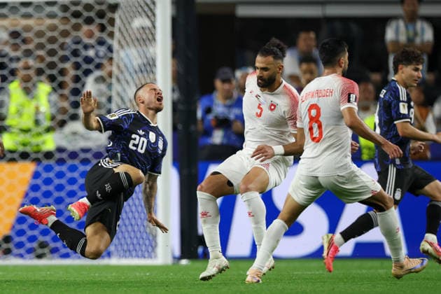 ARLINGTON, TX - JUNE 27: Alexis Mac Allister 20 of Argentina draws a yellow card on a hard foul during the FIFA World Cup, WM, Weltmeisterschaft, Fussball 2026 Group J match between Jordan and Argentina on June 27, 2026, at Dallas Stadium in Dallas, Texas. (Photo by David Buono Icon Sportswire) SOCCER: JUN 27 FIFA World Cup 26 Group J - Jordan vs Argentina EDITORIAL USE ONLY Icon260627049