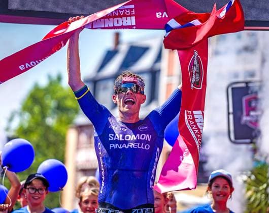 Casper Stornes siegt beim Ironman Frankfurt 2026 28.06.26: Der norwegische Profi-Triathlet Casper Stornes feiert seinen emotionalen Sieg bei der Ironman Europameisterschaft European Championship, EM, Europameisterschaft 2026 in Frankfurt am Main. Er durchbricht das Zielband auf dem Römerberg nach einem packenden Rennen und kürt sich zum Europameister. Frankfurt Römer Hessen Deutschland *** Casper Stornes Wins the 2026 Ironman Frankfurt on June 28, 2026. Norwegian professional triathlete Casper Stornes celebrates his emotional victory at the 2026 Ironman European Championship in Frankfurt am Main. He crosses the finish line on the Römerberg after a thrilling race and is crowned European champion. Frankfurt, Römer, Hesse, Germany JRT00938