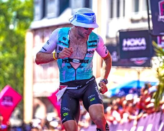 Benito Lopez auf Platz drei beim Ironman Frankfurt 2026 28.06.26: Der Profi-Triathlet Benito Lopez läuft mit geöffnetem Einteiler und weißem Sonnenhut sichtlich erschöpft, aber glücklich auf dem Römerberg ins Ziel. Er sichert sich den dritten Podiumsplatz (3. Platz) bei der Ironman Europameisterschaft European Championship, EM, Europameisterschaft 2026 in Frankfurt am Main Frankfurt Hessen Deutschland *** Benito Lopez Takes Third Place at Ironman Frankfurt 2026, June 28, 2026. Professional triathlete Benito Lopez, wearing an open wetsuit and a white sun hat, runs across the finish line on the Römerberg, visibly exhausted, but happy, as he crosses the finish line on the Römerberg. He secures third place on the podium at the 2026 Ironman European Championship in Frankfurt am Main, Frankfurt, Hesse, Germany JRT01007