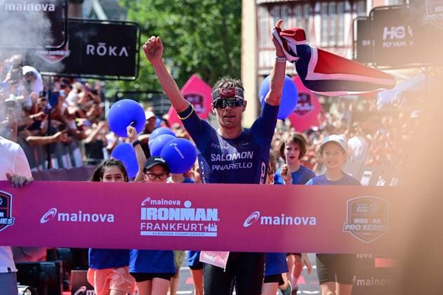 28.06.2026 xkhx Frankfurt am Main Mainova IRONMAN Frankfurt European Championship, EM, Europameisterschaft 2026 Im Ziel Platz 1 Sieger Casper Stornes 4:50:23 Stunden *** June 28, 2026 xkhx Frankfurt am Main Mainova IRONMAN Frankfurt European Championship 2026 At the finish line: 1st place, winner Casper Stornes, 4 hours, 50 minutes, 23 seconds