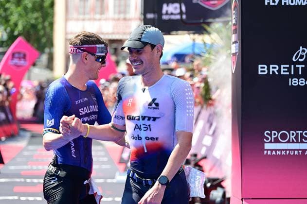 28.06.2026 xkhx Frankfurt am Main Mainova IRONMAN Frankfurt European Championship, EM, Europameisterschaft 2026 Im Ziel Glückwünsche Platz 1 Casper Stornes 4:50:23 Stunden Plat 2 Gustav Iden +2:14 *** June 28, 2026 xkhx Frankfurt am Main Mainova IRONMAN Frankfurt European Championship 2026 At the finish line: Congratulations to 1st place: Casper Stornes 4:50:23, 2nd place: Gustav Iden 2:14