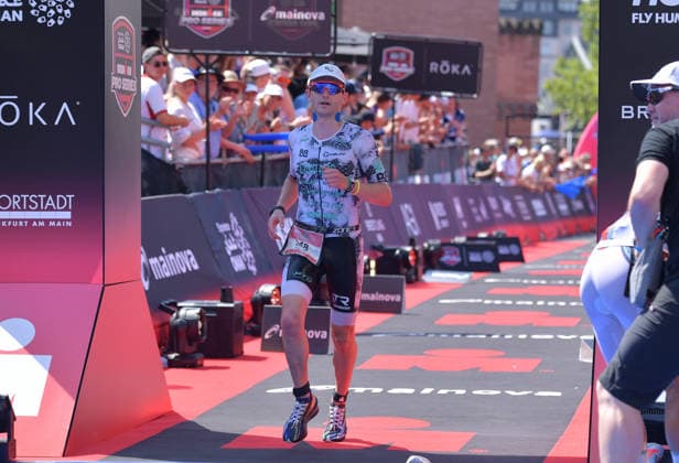 28.06.2026, xblx, Leichtathletik Ironman, Mainova IRONMAN European Championship, EM, Europameisterschaft Frankfurt 2026 v.l. Ziel, Kieran Lindars (GBR) (DFL DFB REGULATIONS PROHIBIT ANY USE OF PHOTOGRAPHS as IMAGE SEQUENCES and or QUASI-VIDEO) Frankfurt *** June 28, 2026, xblx, Track and Field Ironman, Mainova IRONMAN European Championship Frankfurt 2026 v l Finish Line, Kieran Lindars GBR DFL DFB REGULATIONS PROHIBIT ANY USE OF PHOTOGRAPHS as IMAGE SEQUENCES and or QUASI-VIDEO Frankfurt
