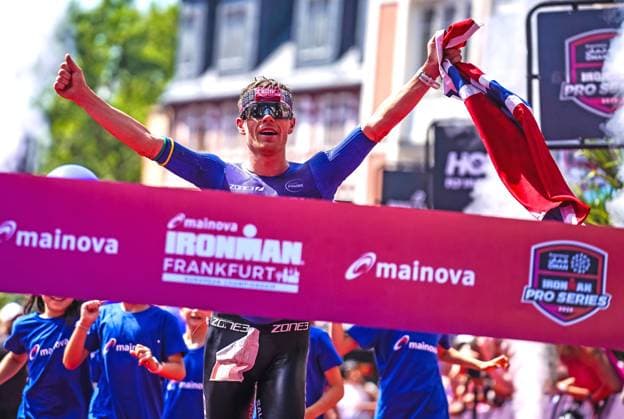 Casper Stornes siegt beim Ironman Frankfurt 2026 28.06.26: Der norwegische Profi-Triathlet Casper Stornes feiert seinen emotionalen Sieg bei der Ironman Europameisterschaft European Championship, EM, Europameisterschaft 2026 in Frankfurt am Main. Er durchbricht das Zielband auf dem Römerberg nach einem packenden Rennen und kürt sich zum Europameister. Frankfurt Hessen Deutschland *** Casper Stornes Wins the 2026 Ironman Frankfurt on June 28, 2026. Norwegian professional triathlete Casper Stornes celebrates his emotional victory at the 2026 Ironman European Championship in Frankfurt am Main. He crosses the finish line on the Römerberg after a thrilling race and is crowned European champion in Frankfurt, Hesse, Germany JRT00932